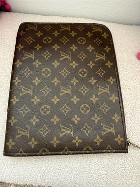 Louis Vuitton Vintage 1986 Zip Folio/tablet case. Zipper runs very smoothly.